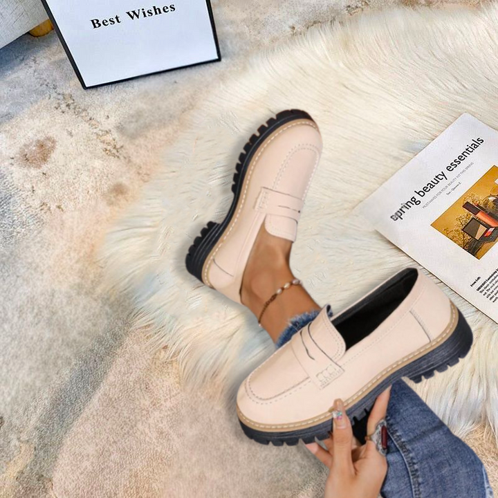 Sneakers donna: calzature versatili per moda donna. Scarpe eleganti e casual, ideali per il comfort quotidiano.