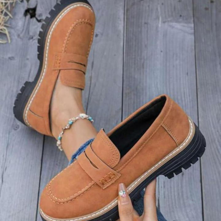 Sneakers donna eleganti con suola ammortizzata per comfort quotidiano. Scarpe casual basse, essenziali per la moda donna.