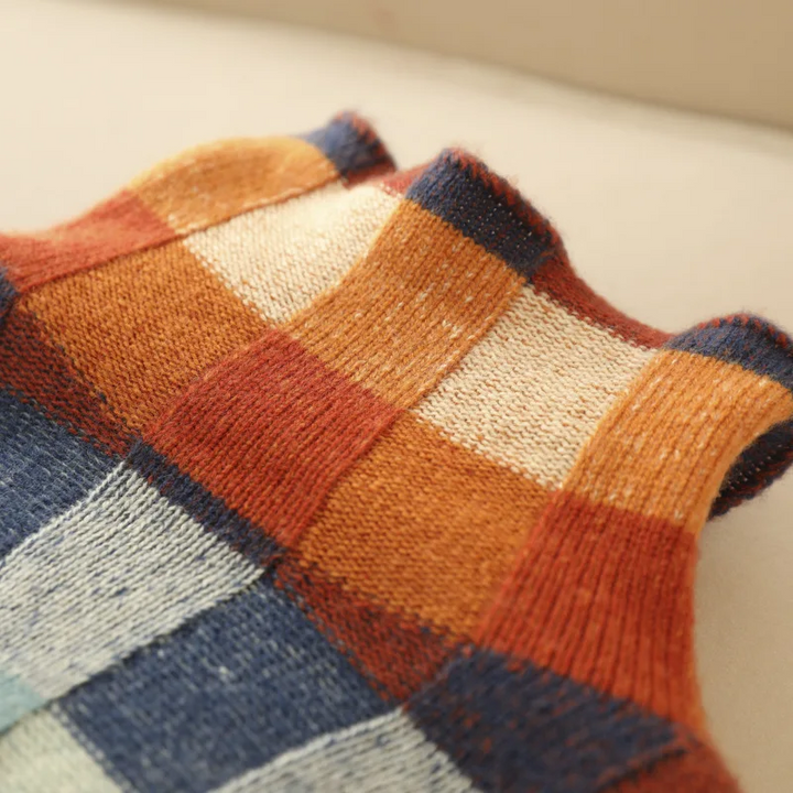 Pullover donna a quadri caldo, collo alto, essenziale per affrontare con stile autunno e inverno.