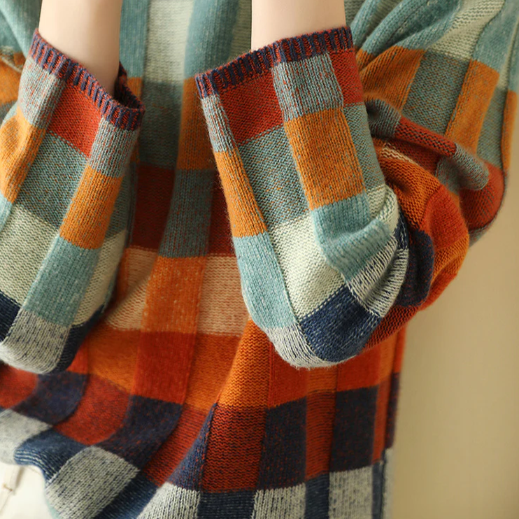 Versatile maglione donna a quadri, collo alto, per look casual chic o raffinati in ogni stagione.