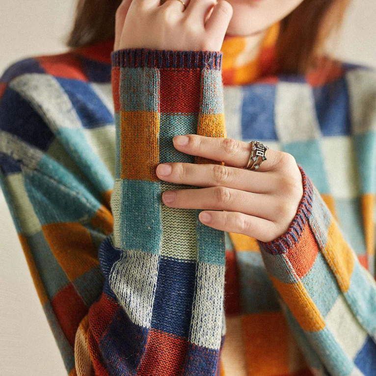 Maglione donna di tendenza a quadri, collo alto, per un outfit casual-elegante impeccabile.
