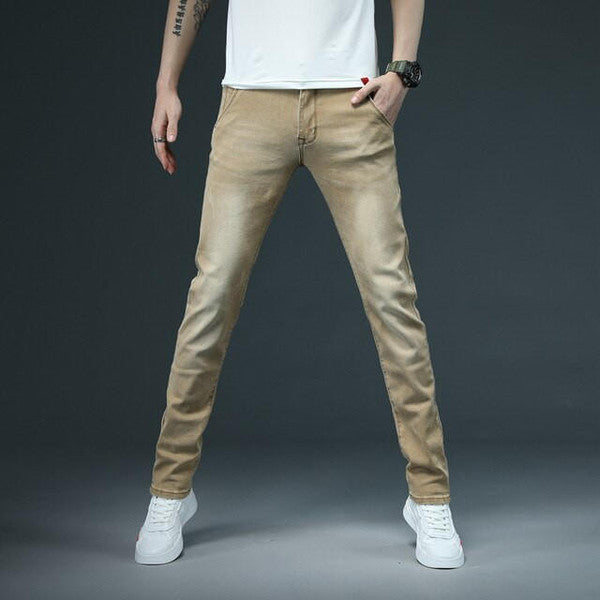 Dettaglio chiusura a bottoni su jeans dritti da uomo, vestibilità regolare e look casual classico.