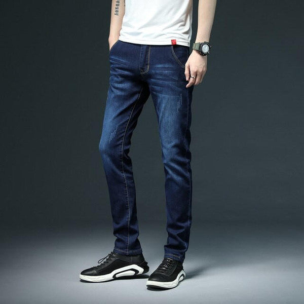 Jeans dritti maschili, tasche posteriori, stile casual per comfort e abbigliamento quotidiano.