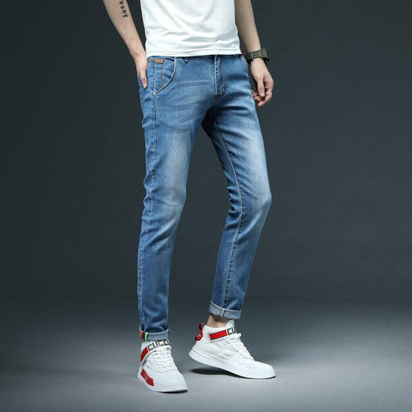 Jeans dritti da uomo, colore blu denim, comfort e stile casual con chiusura a bottoni robusta.