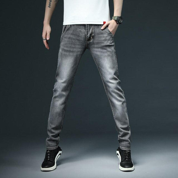 Uomo indossa jeans dritti casual con chiusura a bottoni, perfetti per uno stile quotidiano e moda uomo.