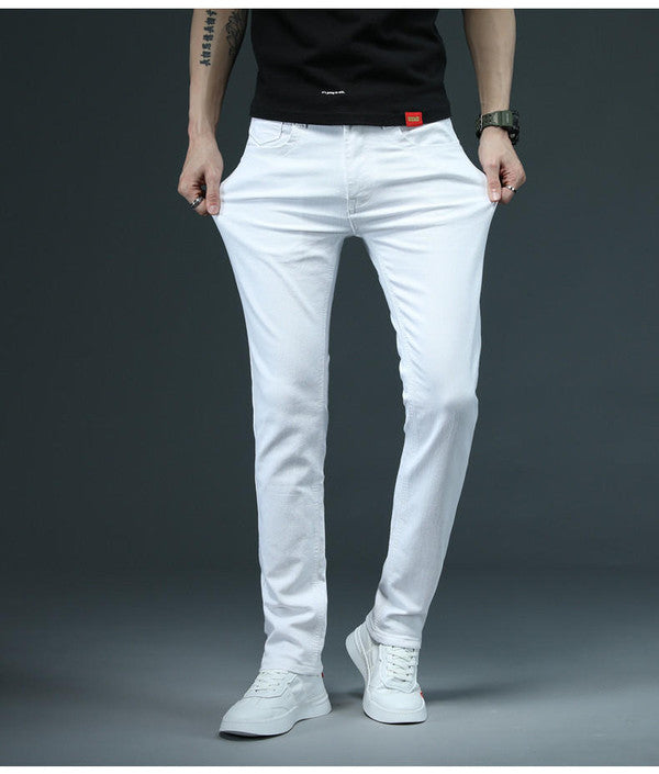 Jeans dritti uomo ripiegati, pronti per l'abbigliamento quotidiano, stile casual e vestibilità regolare.