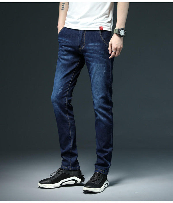 Jeans dritti uomo con cintura, chiusura a bottoni, look casual versatile e alla moda maschile.