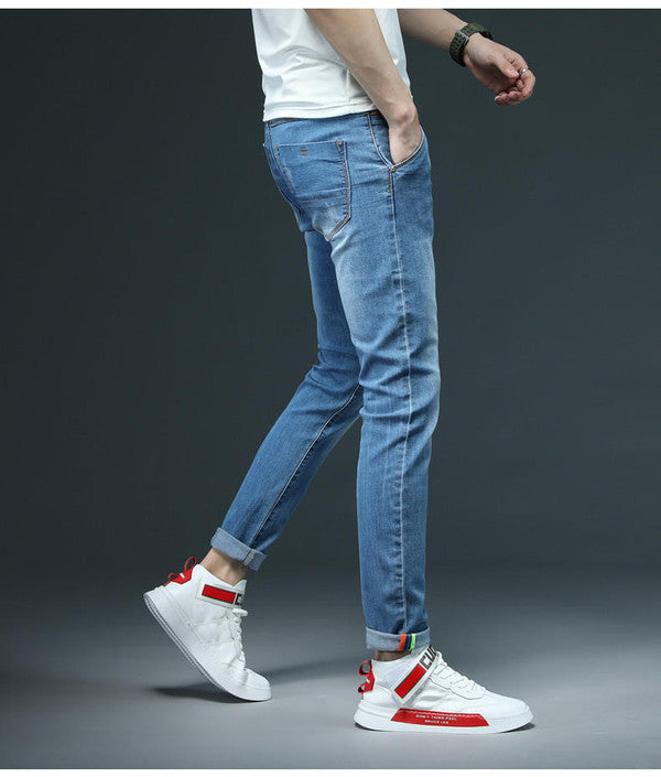 Immagine dall'alto di jeans dritti da uomo, stile casual, perfetti per l'abbigliamento quotidiano e comfort.