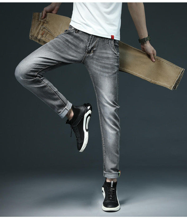 Jeans dritti maschili, colore denim medio, stile casual, comfort e moda uomo per abbigliamento quotidiano.