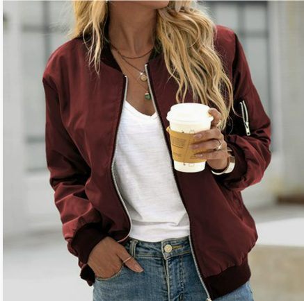 Donna indossa giacca bomber versatile, combina stile sportivo con eleganza per un outfit moderno e comodo.
