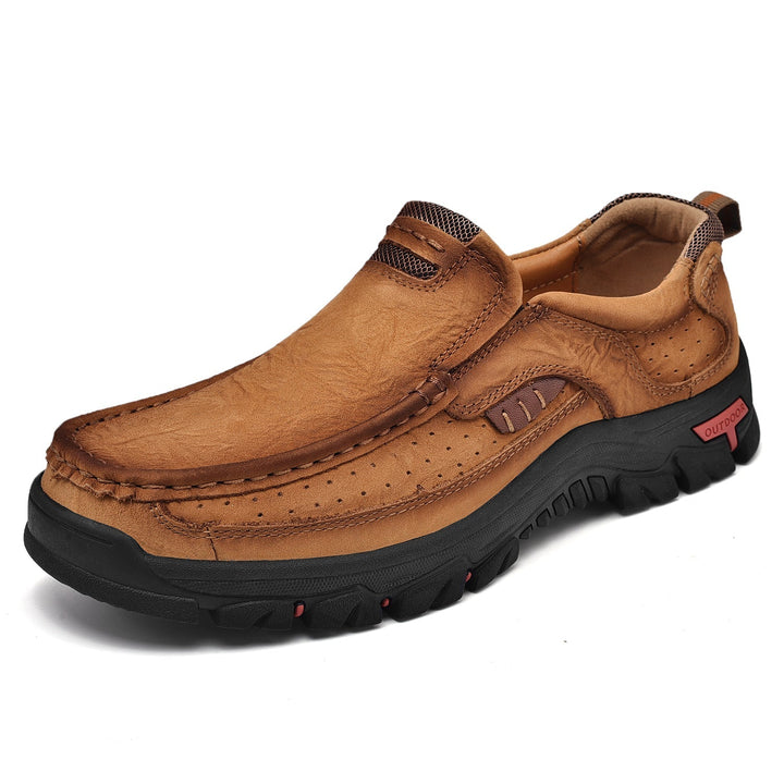 Scarpe uomo slip-on nere comode, suola antiscivolo e supporto ammortizzato, ideali per ufficio.