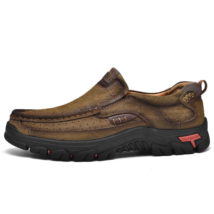 Scarpe uomo slip-on nere, suola antiscivolo, ideali per un look smart-casual.