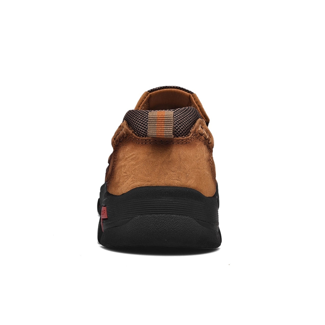 Scarpe uomo slip-on nere, vista dall'alto, design pulito, comode per l'uso quotidiano.