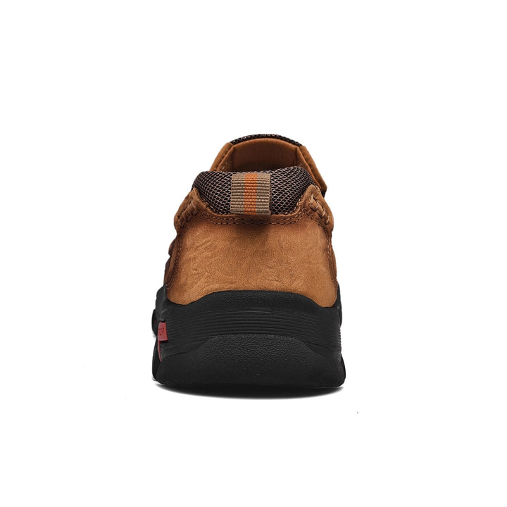 Scarpe uomo slip-on nere, vista dall'alto, design pulito, comode per l'uso quotidiano.