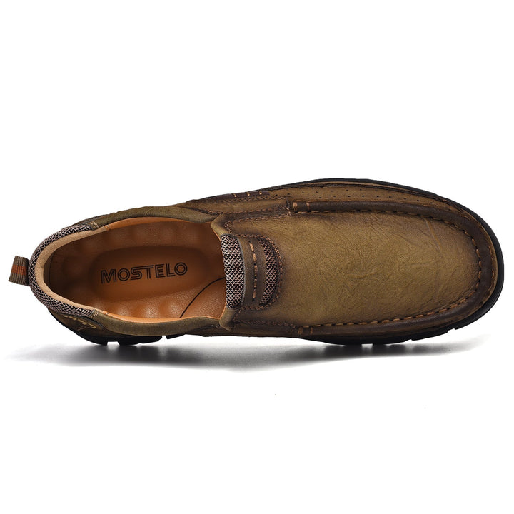 Moda uomo: scarpe slip-on nere, eleganti e funzionali, suola antiscivolo e ammortizzata.