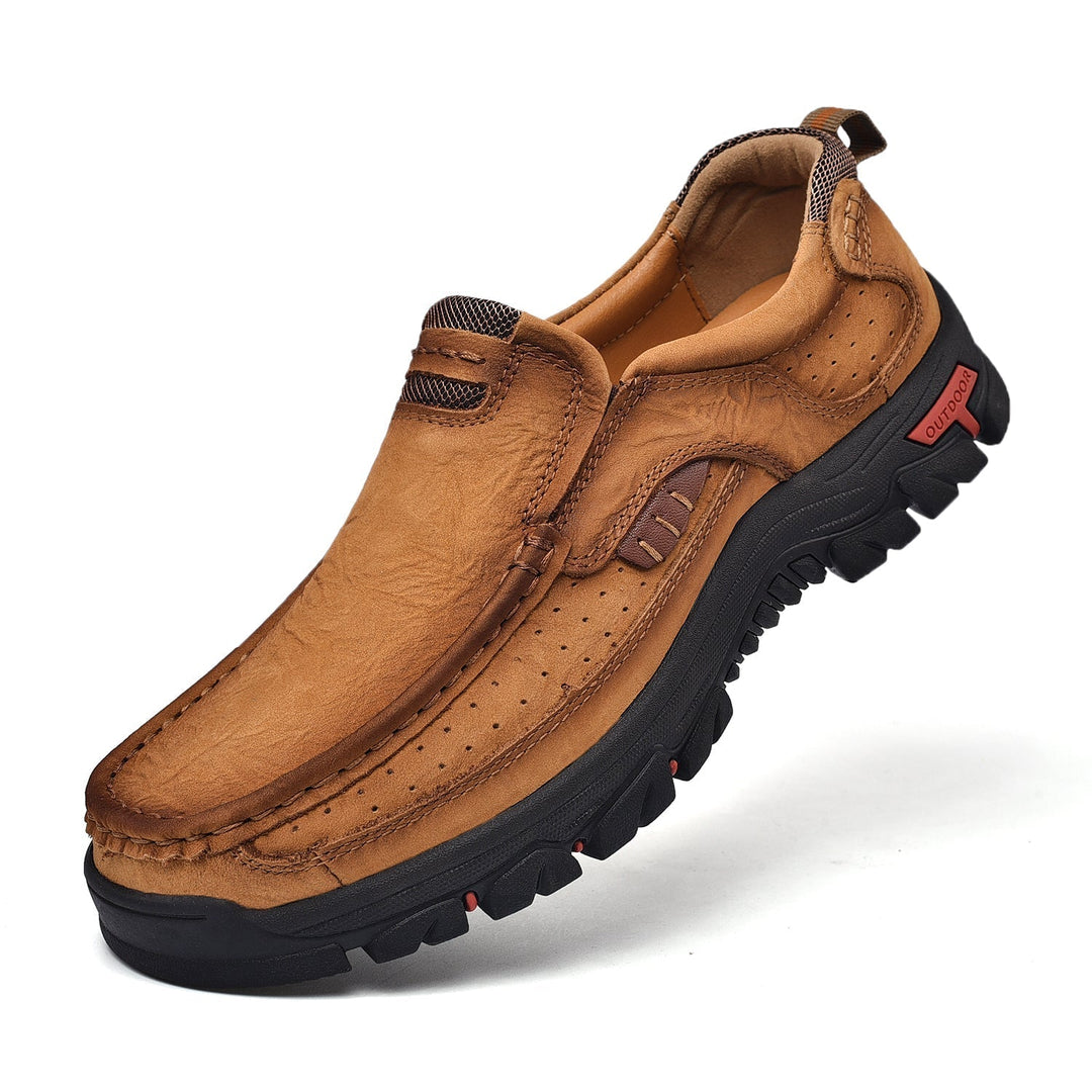 Scarpe uomo slip-on in pelle nera, suola antiscivolo, comfort e stile per ogni occasione.