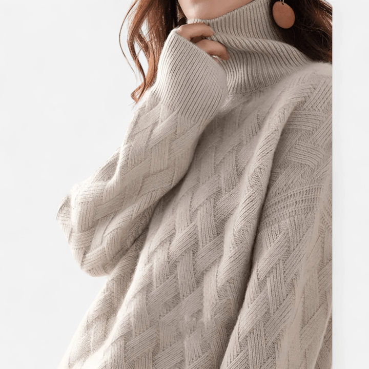Modella indossa maglione dolcevita donna versatile, caldo. Abbigliamento autunno inverno, elegante e moderno.