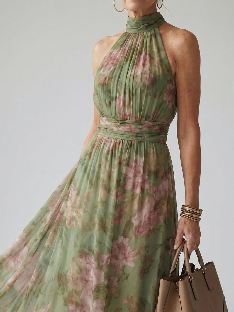 Primo piano del collo halter arricciato sull'abito midi donna verde salvia. Stile elegante e moderno.