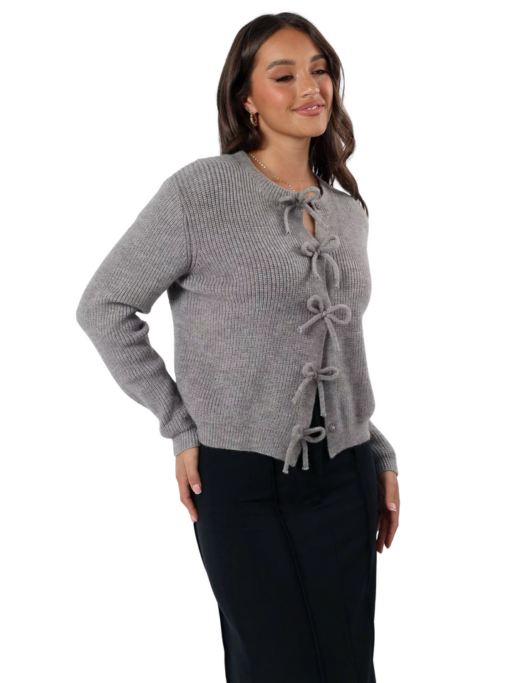 Cardigan donna casual chic con laccetti, in maglieria, verde militare, per un look autunnale comodo.