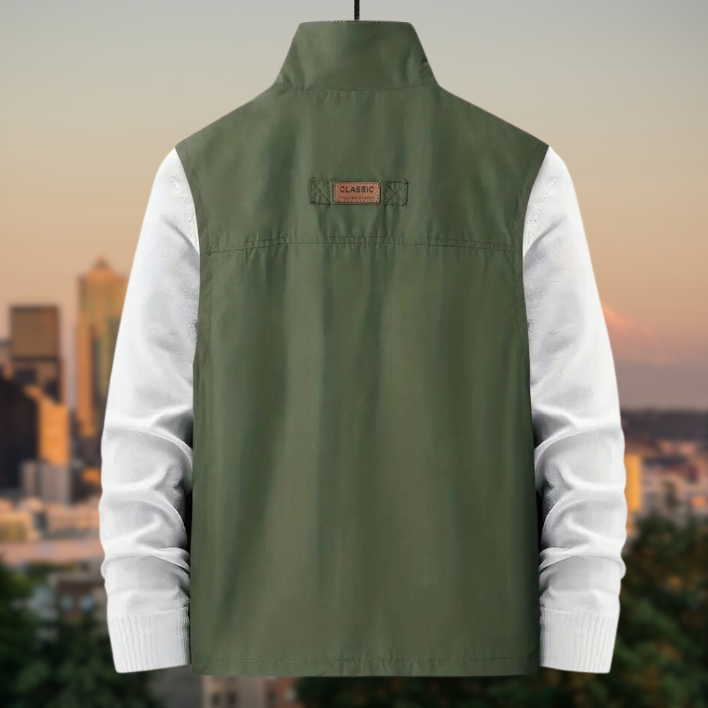 Gilet uomo color cachi con zip, multitasche, perfetto per viaggi e fotografia. Praticità e stile.