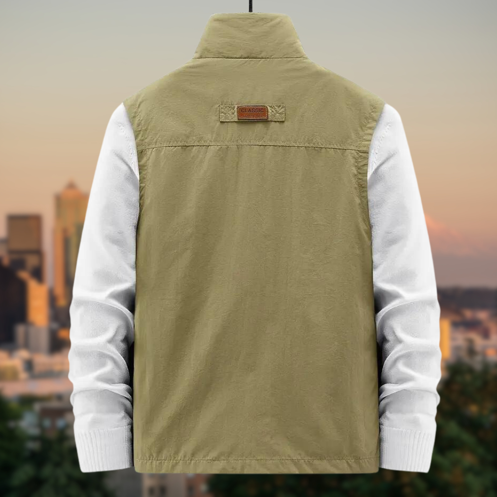 Dettaglio zip e tasche del gilet uomo, mette in risalto la funzionalità multitasche. Per outdoor e viaggio.