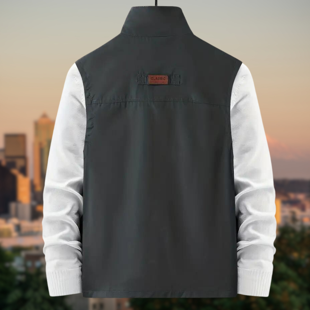Gilet uomo multitasche verde militare e nero, con zip. Unisce stile e funzionalità per ogni occasione.