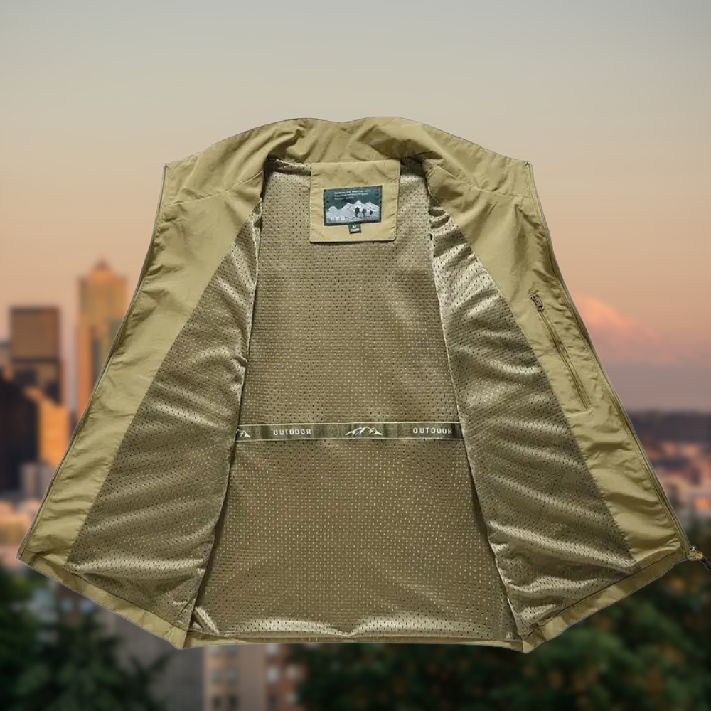 Modello indossa gilet uomo multitasche, mostra tasche capienti e zip. Ideale per praticità quotidiana.