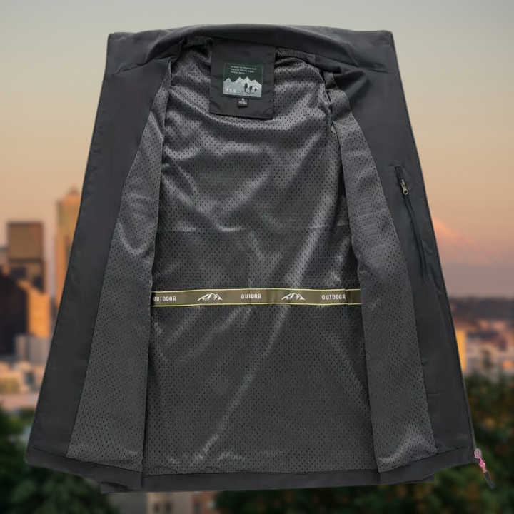 Gilet da uomo frontale, evidenzia design multitasche con zip per massima praticità. Abbigliamento versatile.