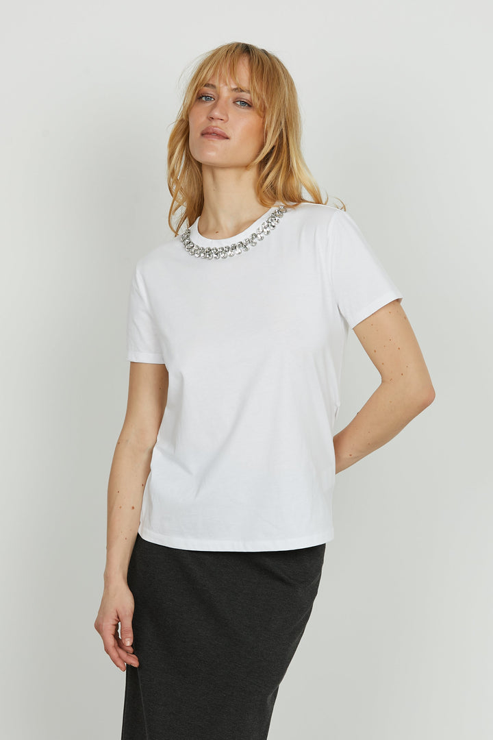 T-shirt donna elegante maniche corte con scollo decorato strass, ideale per un look autunnale chic e brillante.