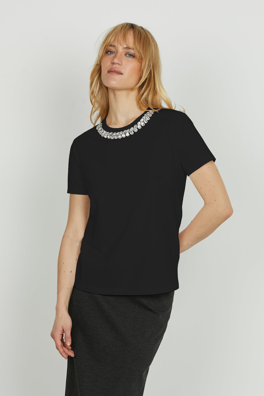 Top casual-elegante donna a maniche corte, con raffinati dettagli strass sullo scollo, perfetto per l'autunno.