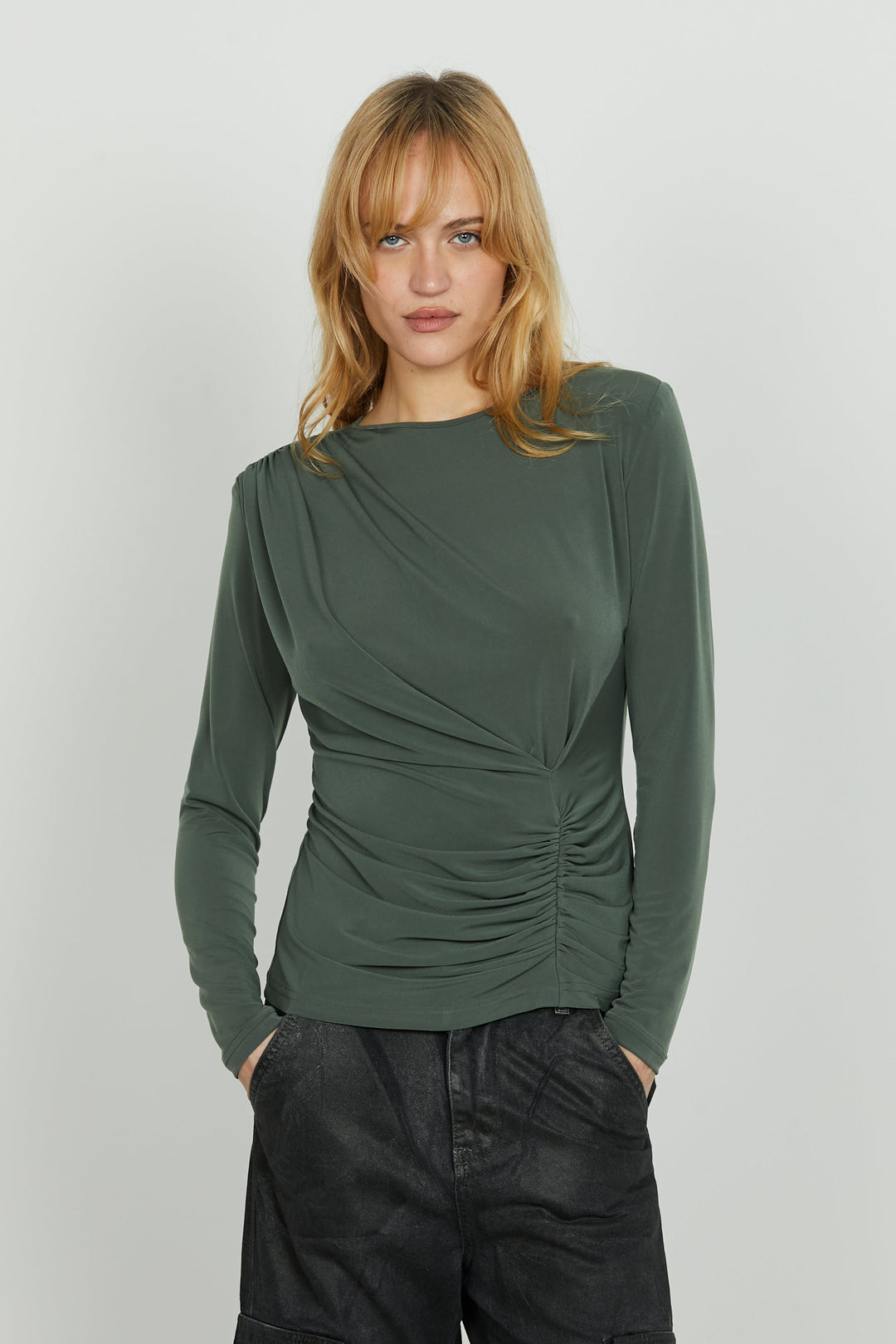 Blusa donna elegante a maniche lunghe con plissé. Perfetta per look autunnali casual chic e moderni.
