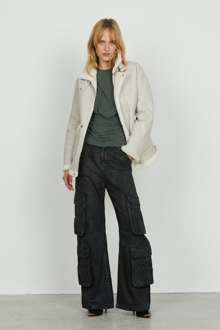 Blusa donna con raffinato plissé e maniche lunghe. Top elegante e casual chic, perfetto per l'autunno.