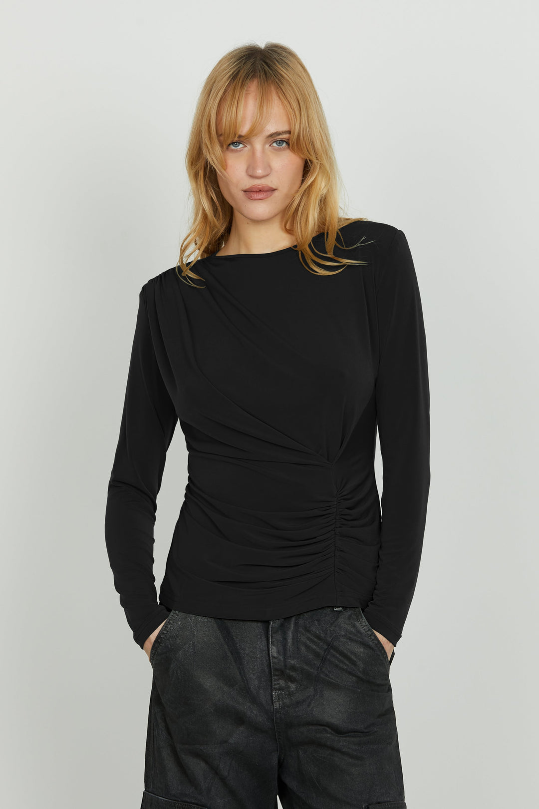 Blusa rossa donna casual chic a maniche lunghe con plissé. Abbigliamento autunnale, comoda e moderna.
