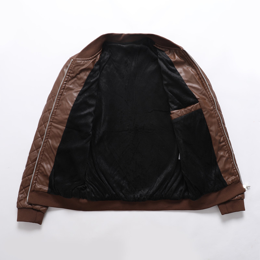 Giacca trapuntata uomo marrone, stile bomber, per un outfit casual-elegante e autunnale.