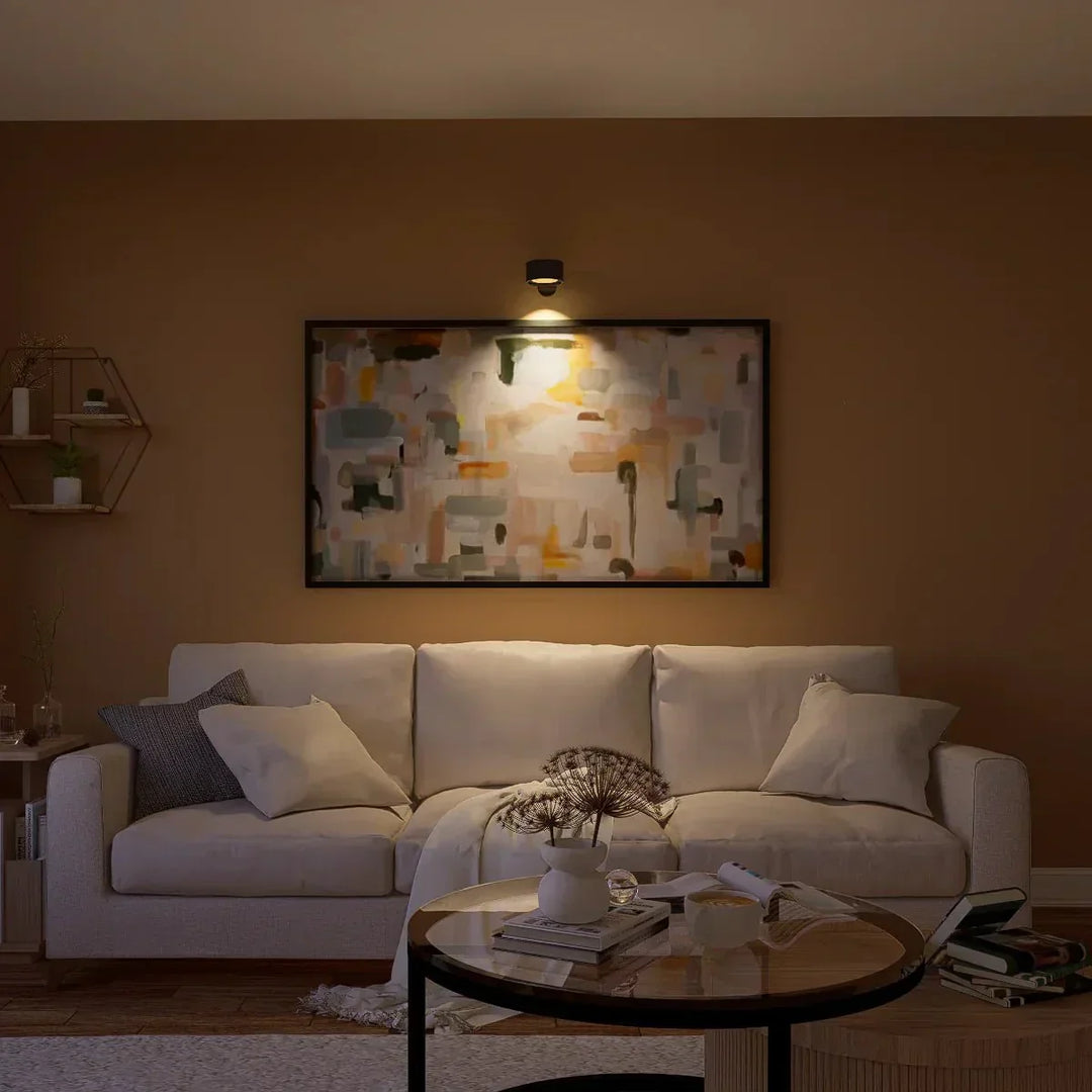 Lampada da parete moderna LED, magnetica e wireless, ideale per arredamento casa, luce 360° orientabile.