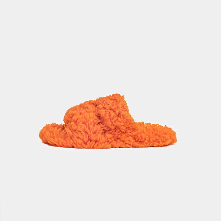 Pantofole donna arancioni in montone, ultra morbide e calde, ideali per relax casual in casa.