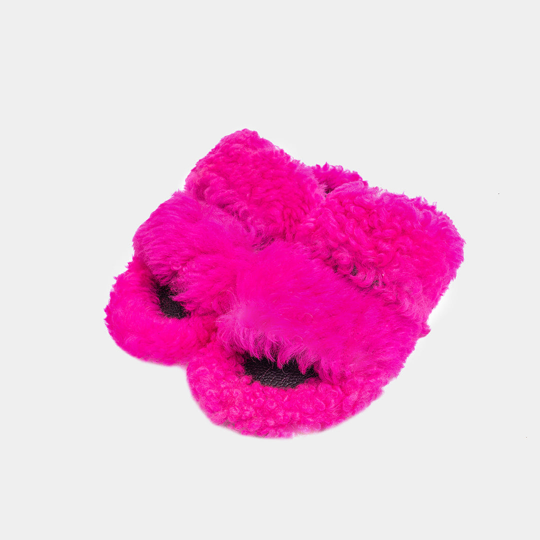 Pantofole donna fucsia in montone con doppia fascia, ideali per comfort e relax a casa.