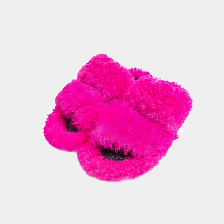 Pantofole donna fucsia in montone con doppia fascia, ideali per comfort e relax a casa.