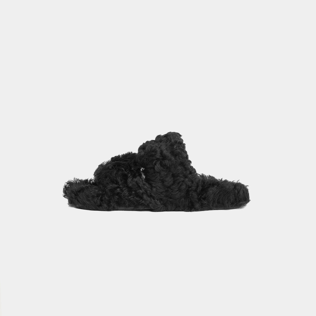 Eleganti pantofole donna nere con doppia fascia, realizzate in caldo e morbido montone per la casa.