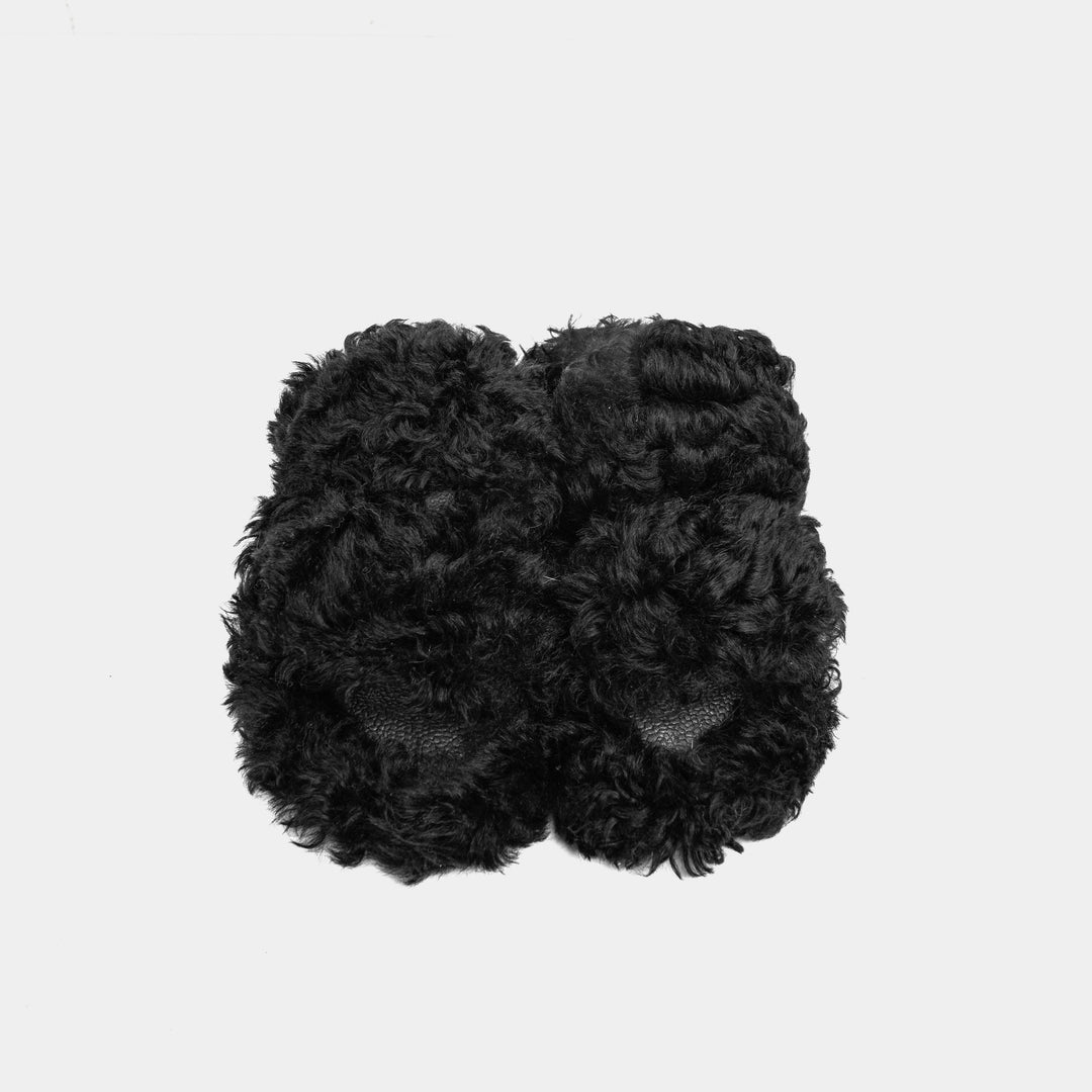 Pantofole da donna nere super morbide con doppia fascia in montone, perfette per le serate invernali a casa.