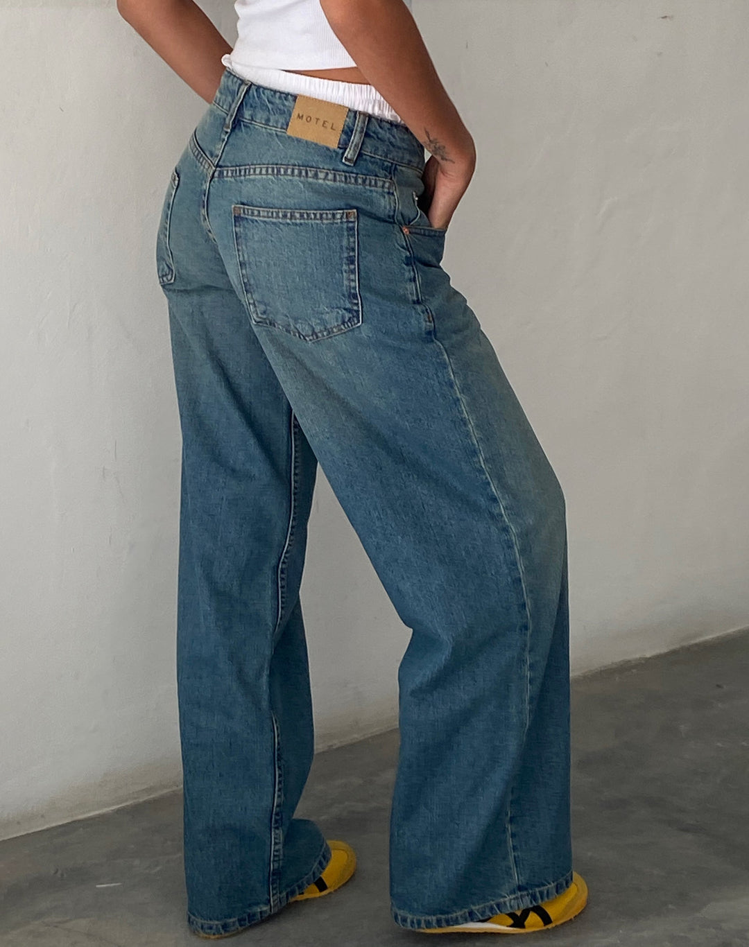 Moda donna: jeans casual a gamba larga e vita bassa stile vintage, perfetti per un look rilassato.