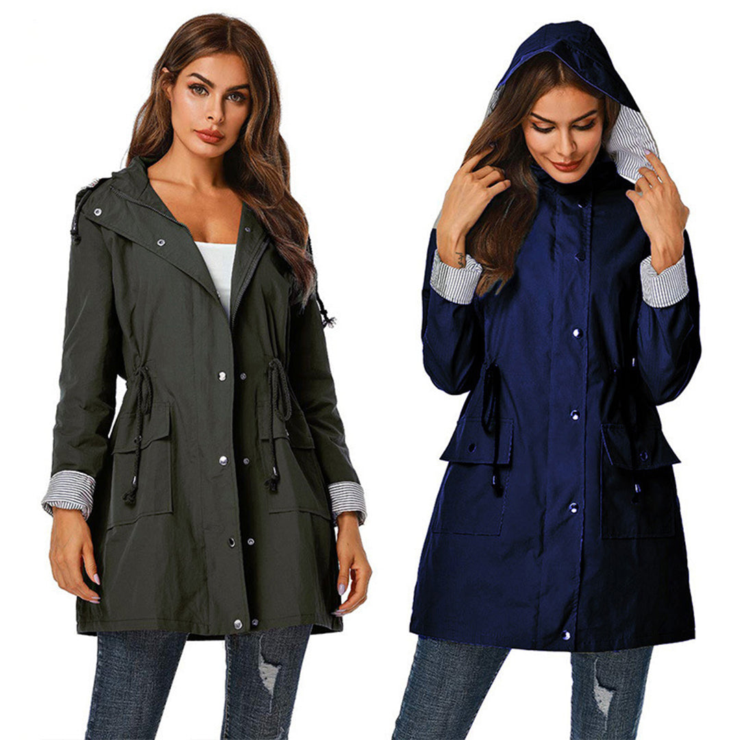Giacca a vento donna elegante idrorepellente. Capispalla femminile funzionale, ideale per abbigliamento primaverile/autunnale.