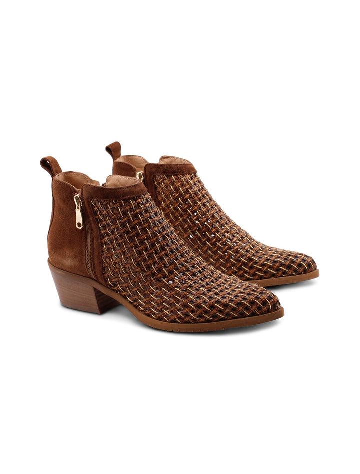 Stivaletti texani donna marroni intrecciati, tacco 5 cm. Stile western casual, ideali autunno.