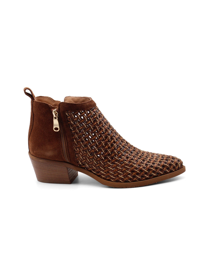 Stivaletti donna marroni con intreccio, tacco 5 cm. Look western chic, perfetti per l'autunno.