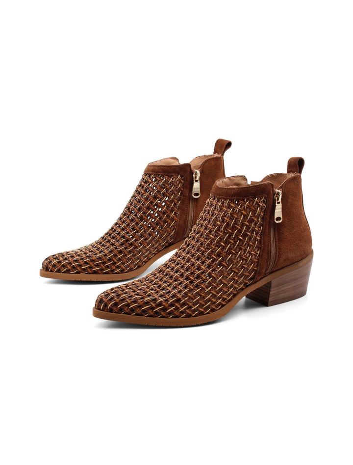 Stivaletti texani marroni donna, tacco 5 cm. Dettaglio intrecciato. Versatili per look casual-western.