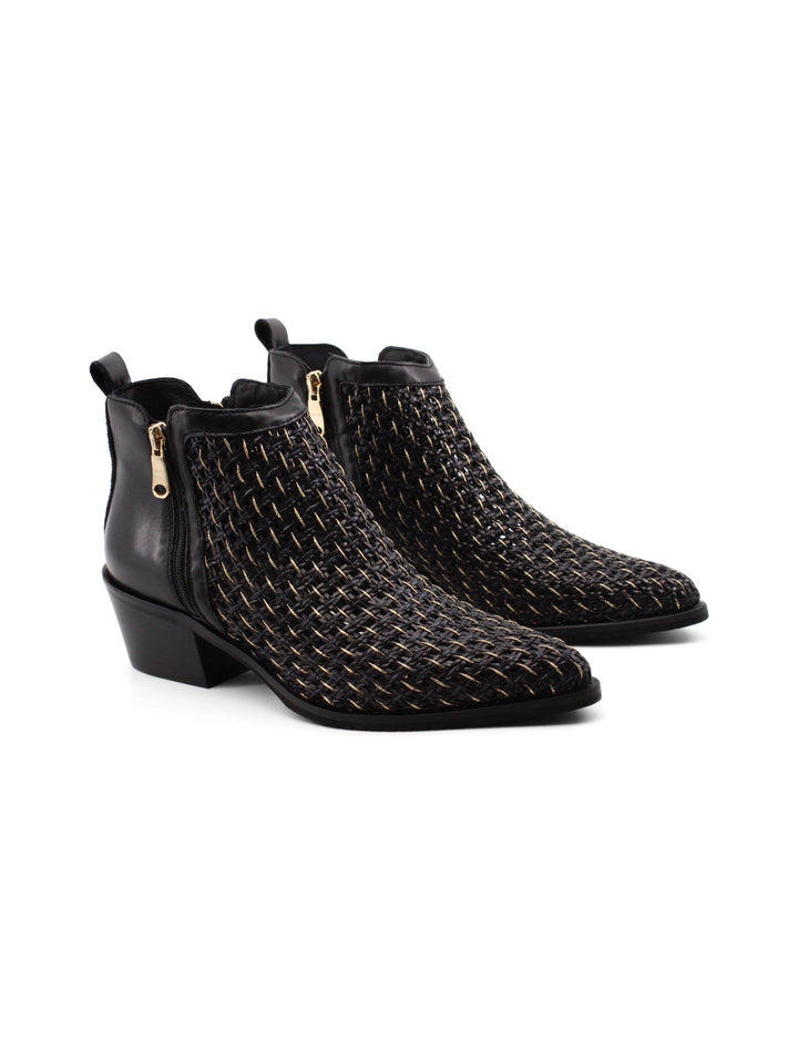 Stivaletti texani neri donna con elegante intreccio laterale e tacco 5 cm, ideali per un look autunnale di tendenza.
