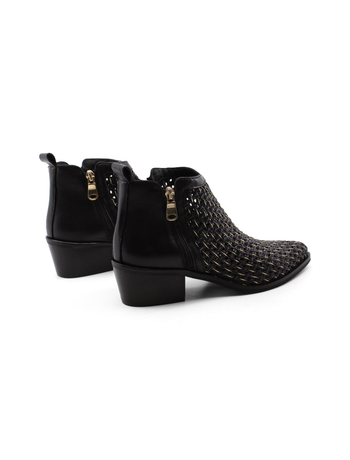 Stivaletti neri da donna con raffinato intreccio, tacco 5 cm, per un tocco di stile western chic e moderno.