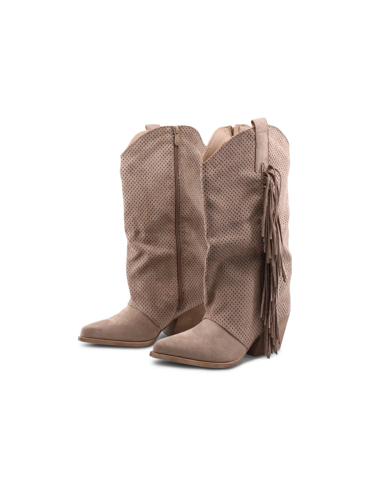 Dettaglio stivali texani donna marrone chiaro, frange laterali e tacco cubano 7 cm per stile western.