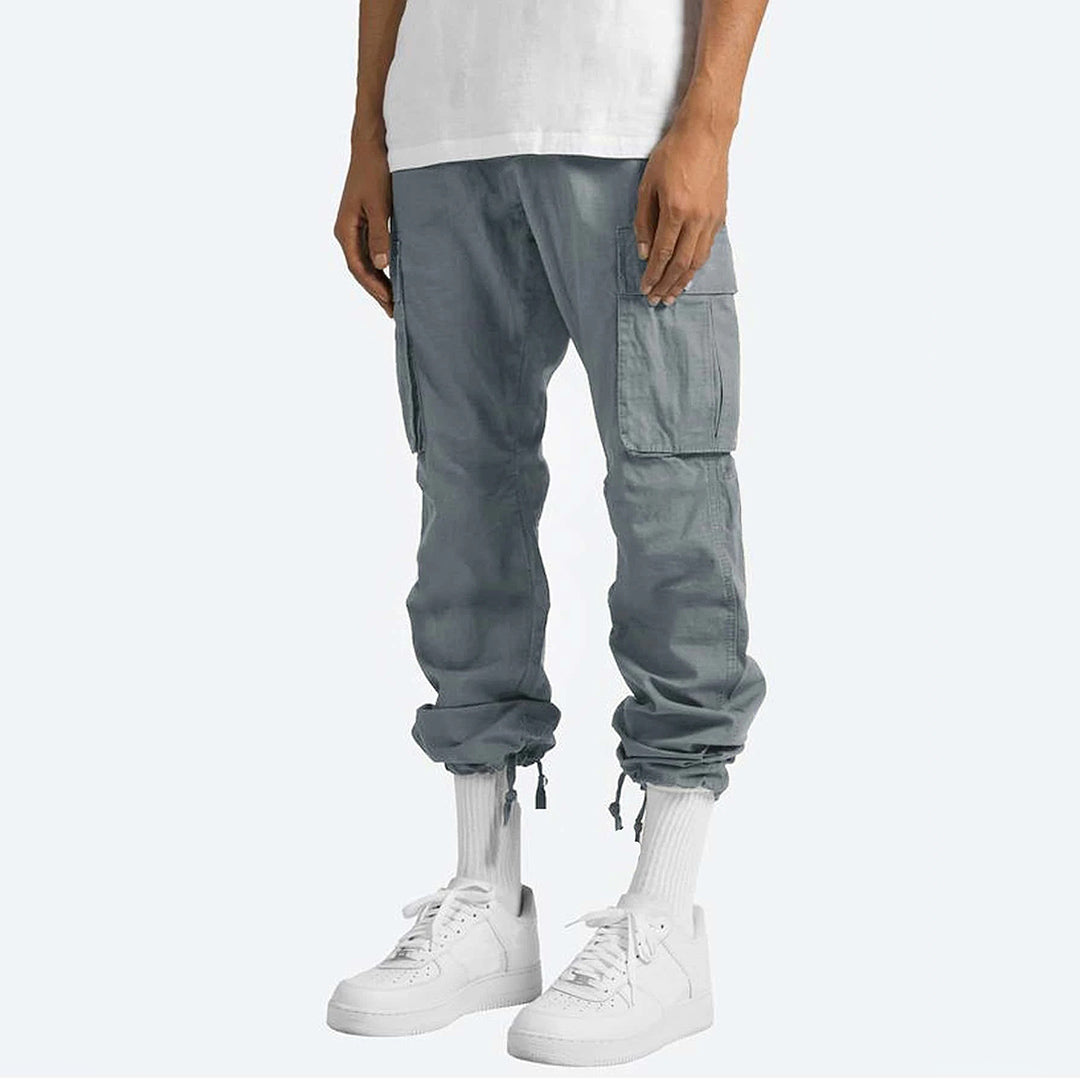 Pantaloni cargo uomo alla moda, stile casual-chic, versatili per outfit autunnali e primaverili.