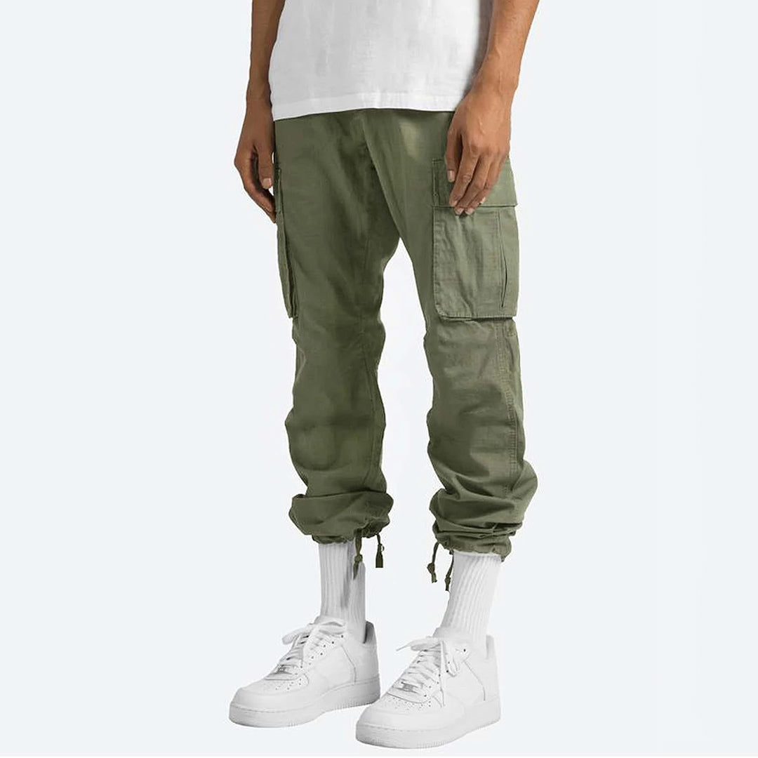 Pantaloni cargo uomo con ampie tasche laterali, pratici e funzionali per outdoor e tempo libero.